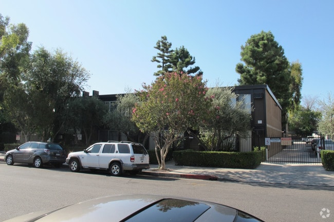 Building Photo - 18552-18554 Collins St