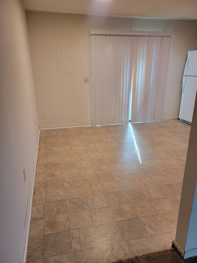 Eat in kitchen - 208 Glamorgan Dr