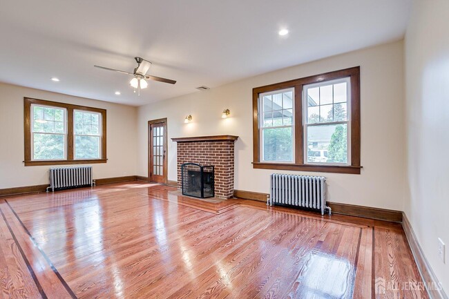 Foto del edificio - 338 Buckelew Ave