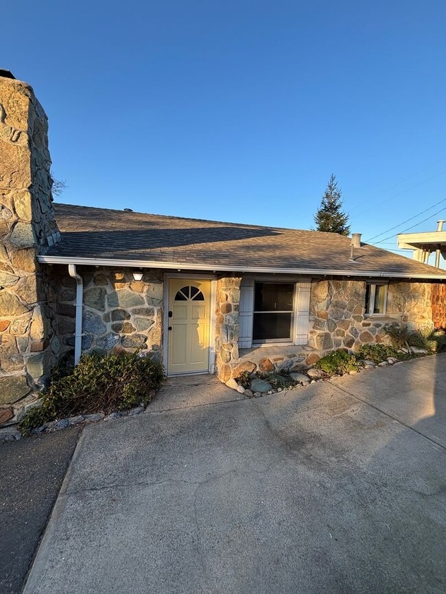 Building Photo - 560 Landis Cir