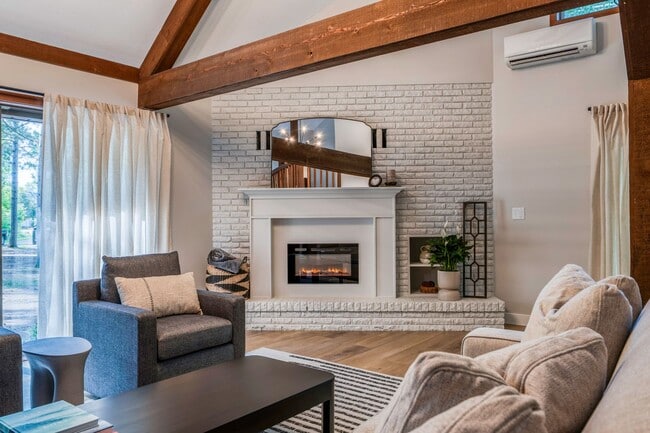 Foto del edificio - 1241 Birchmont Beach Rd NE