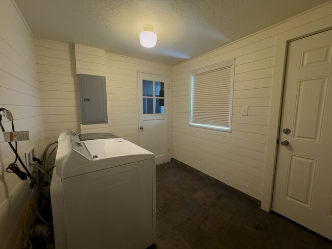 Building Photo - Charming 2 Bed 1 Bath Home on Fenced Corne...