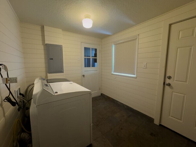 Foto del edificio - MOVE IN SPECIAL - Charming 2 Bed 1 Bath Home on Fenced Corner Lot in desired South Salem Neighbor...
