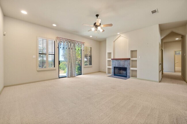 Building Photo - Lovely in Lakeway!