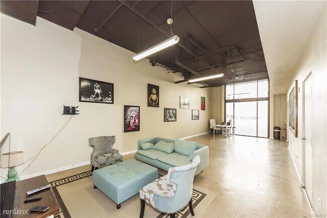 Building Photo - 1 br, 2 bath Condo - 300 E 4th St Unit 101
