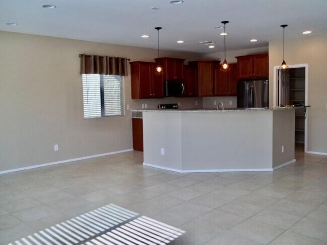 Foto del edificio - Move in Ready 3 bed 2 bath with pool ready...