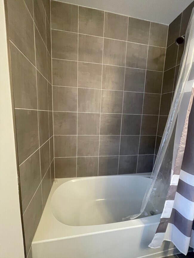 Bathroom 2 with tub - 47660 Alden Ter S