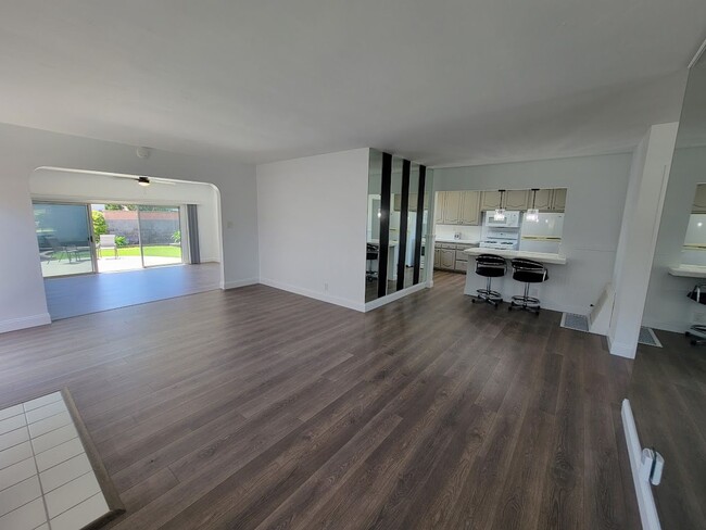 Building Photo - SPACIOUS 3BD/2BA WITH GARAGE, LAUNDRY AND ...