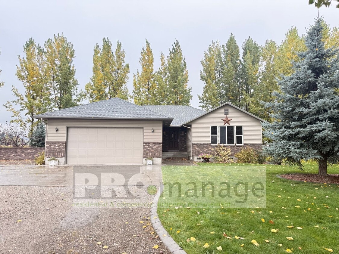 Foto principal - Spacious 4 Bedroom, 2 Bath – Country Livin...
