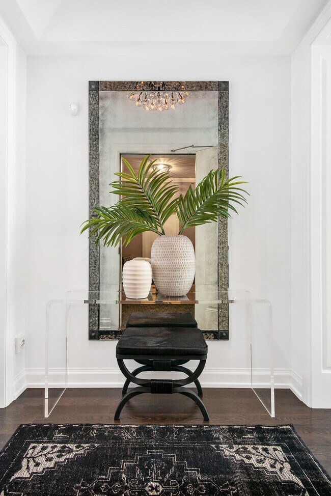 Building Photo - 11 E Walton St