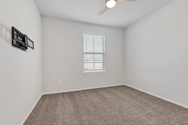 Foto del edificio - 16891 Pink Wintergreen Dr