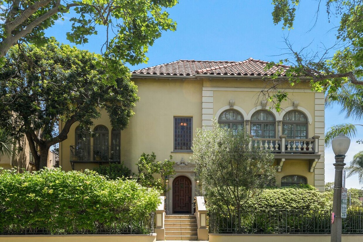 Primary Photo - 302 N Orange Dr