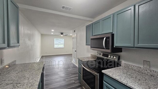 Building Photo - 403 Main St