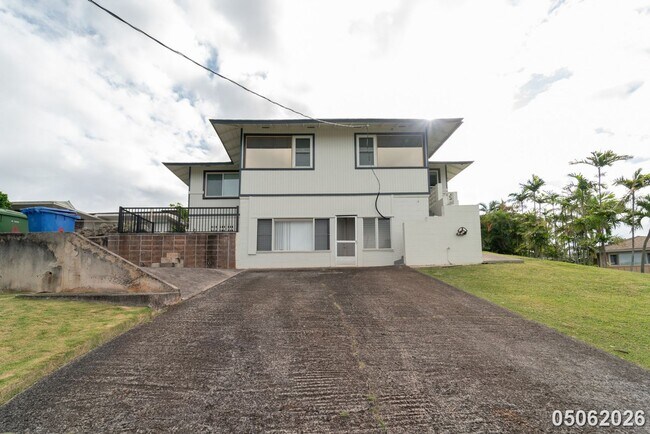 Foto del edificio - 3 Bed 2 bath in Aiea Heights