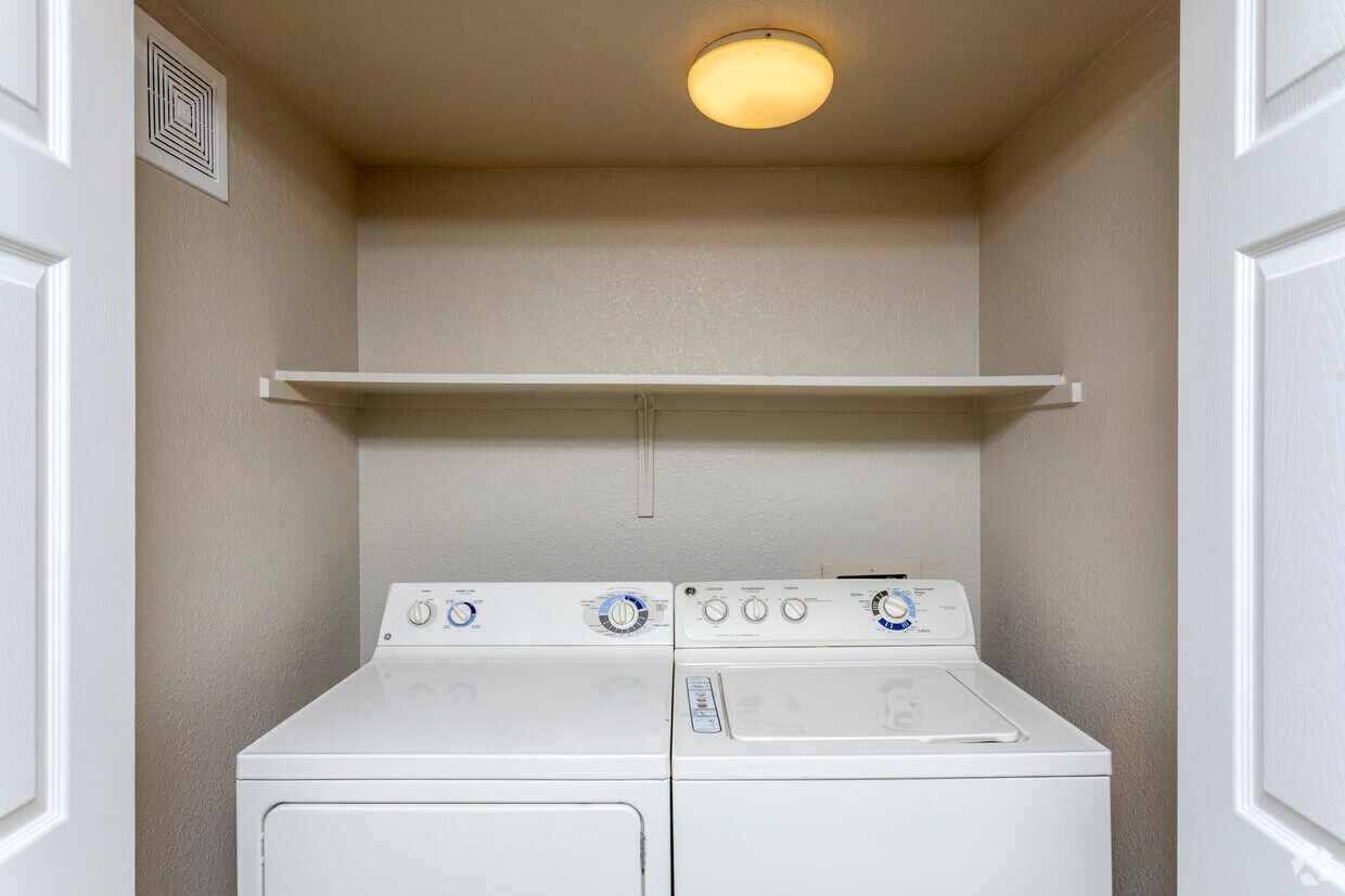 Coventry Cove Apartments in Clovis, CA