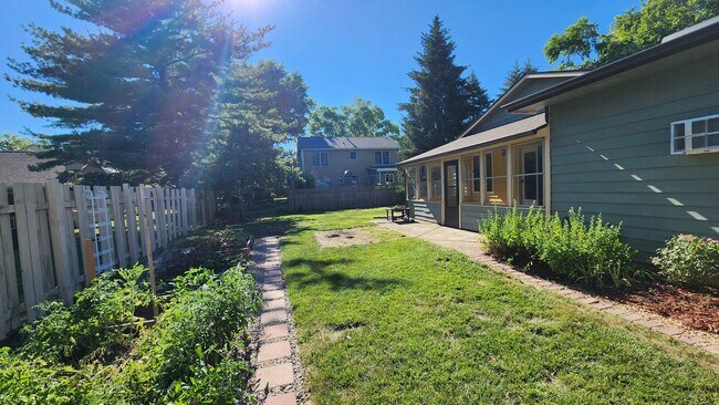 Building Photo - 1701 Lyndhurst Dr