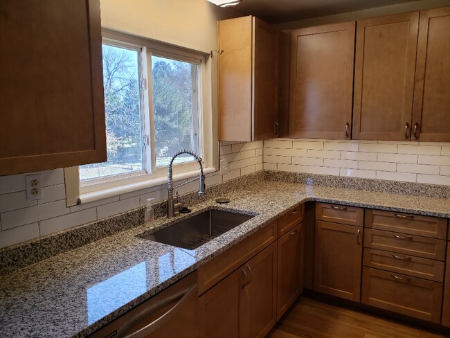 Foto del edificio - 1400 Village Ln