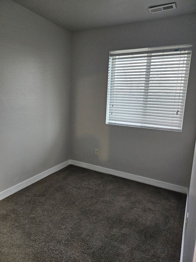Building Photo - Cute 3 Bedroom 2.5 bath Townhome for Rent ...