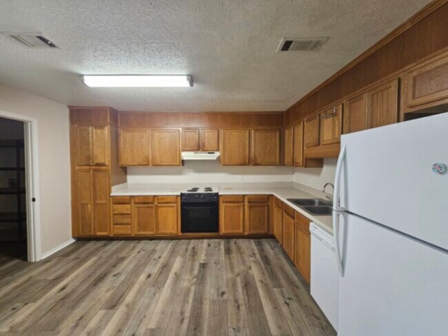 Building Photo - Ready for Move In!!