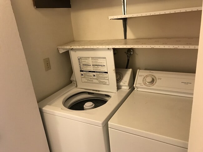 Building Photo - Nice 2 Bed/1.5 Bath Condo in Bellevue!