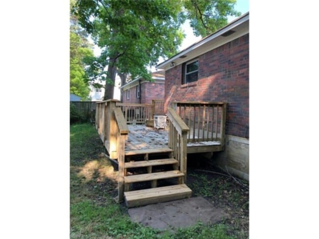 Building Photo - 625 Lake Dr