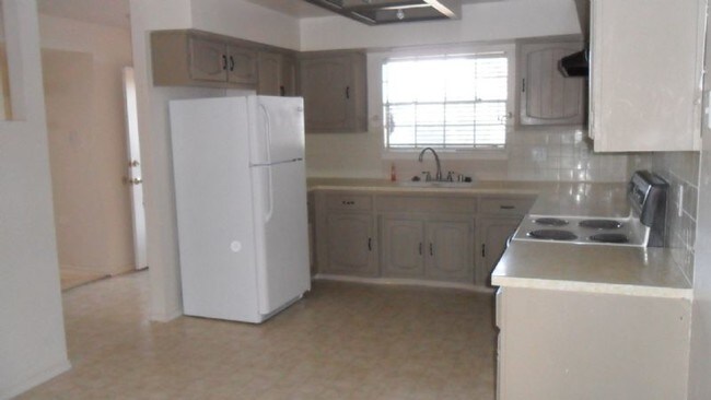 Building Photo - 12100 Key West Dr NE
