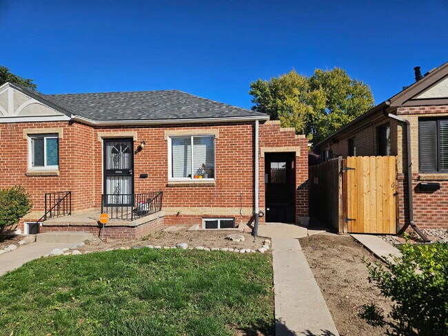 Foto del edificio - 1 Bed 1 Bath Mayfair Apartment With Garage in Denver! Available Now!