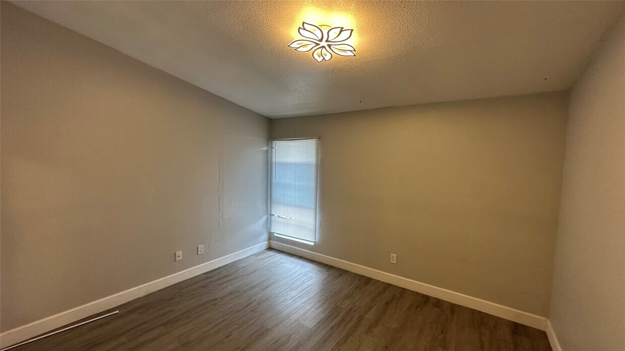Foto del edificio - 9550 Deering Dr