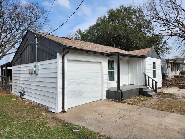 Building Photo - 405 Perry Ave