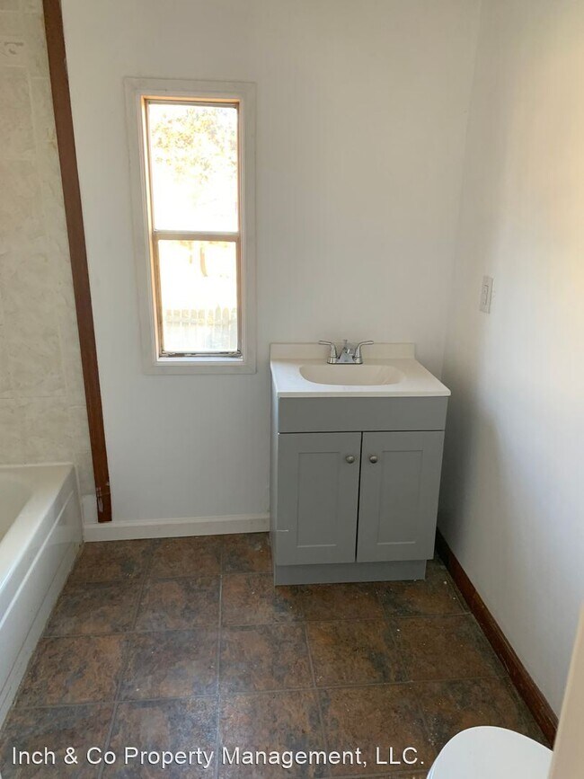 Building Photo - 2 br, 1 bath House - 411 Champlain Road