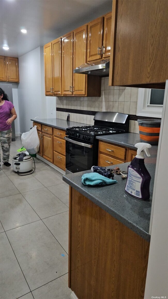 Building Photo - 104-49 39th Ave