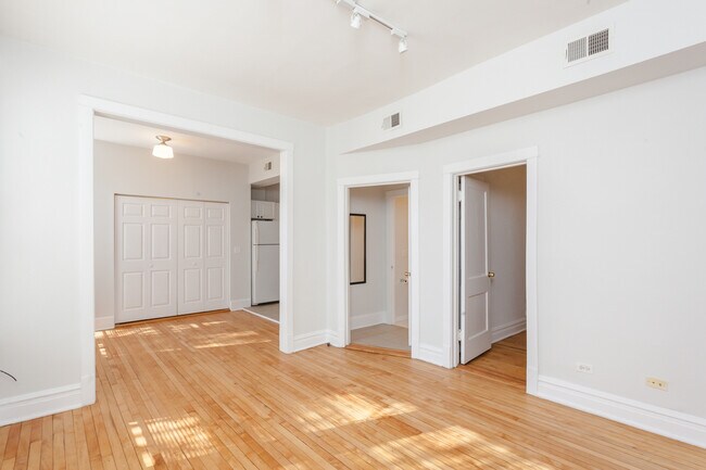 Foto del edificio - 2139 N Sawyer Ave