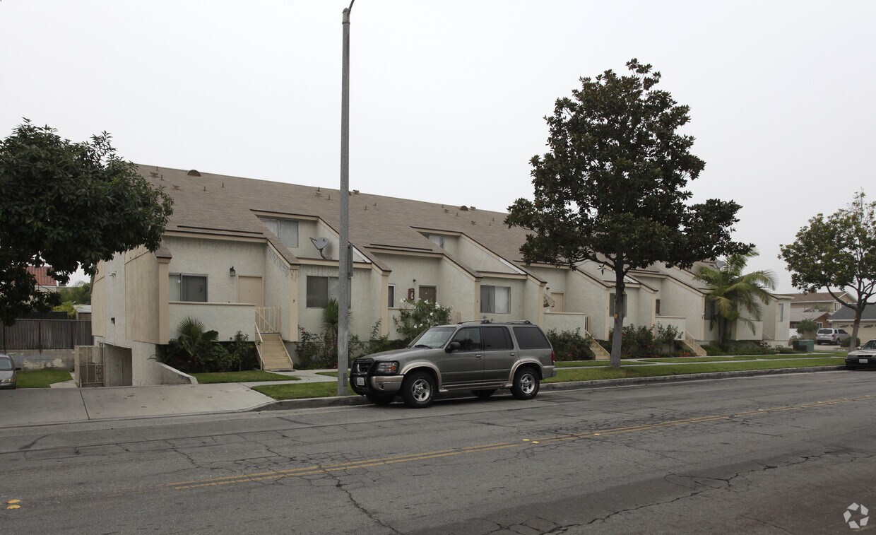 Building Photo - 2460 W Orange Ave