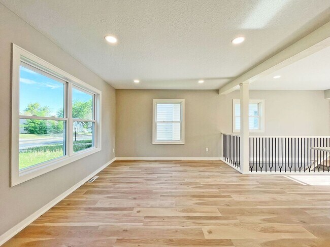 Foto del edificio - All New From Top To Toe, Gorgeous Home with Stunning Kitchen, Primary Suite, Family Room & More!