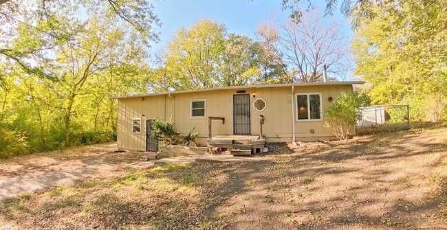 Building Photo - 3D Tour Available - Updated Flooring + Bon...