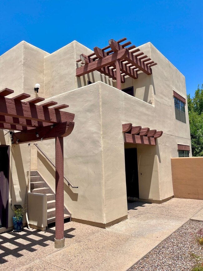 Building Photo - ASU Location!! Welcome to this modern and ...