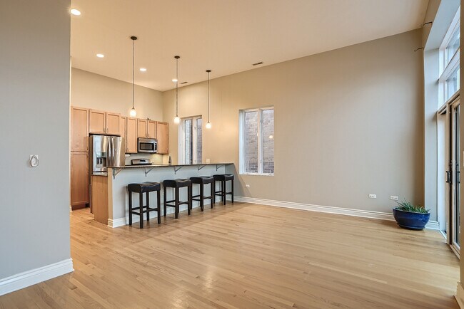Building Photo - 2409 W Catalpa Ave