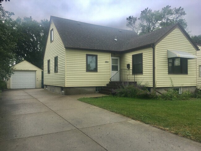Building Photo - 4 Bedroom House