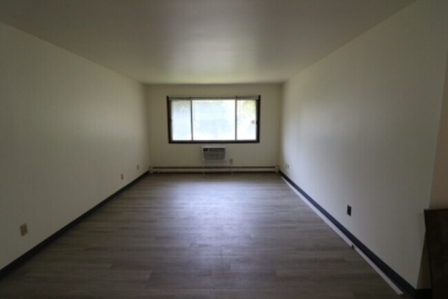 Building Photo - English Meadows Apartments - 6