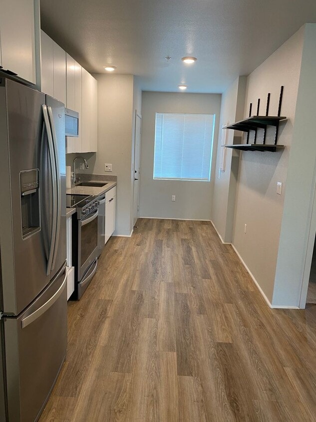 Primary Photo - Modern 1-Bdrm/1-Bath Ground Level Corner U...