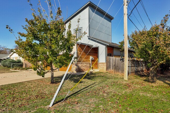 Foto del edificio - Modern 3-Bedroom Duplex Near OU Health Center and Okana Resort