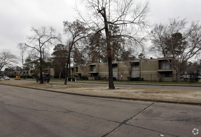 Building Photo - Los Pinos Verde