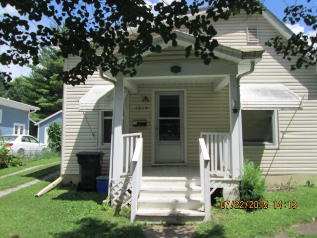 Building Photo - SHORT-TERM LEASE —Available now through Ju...