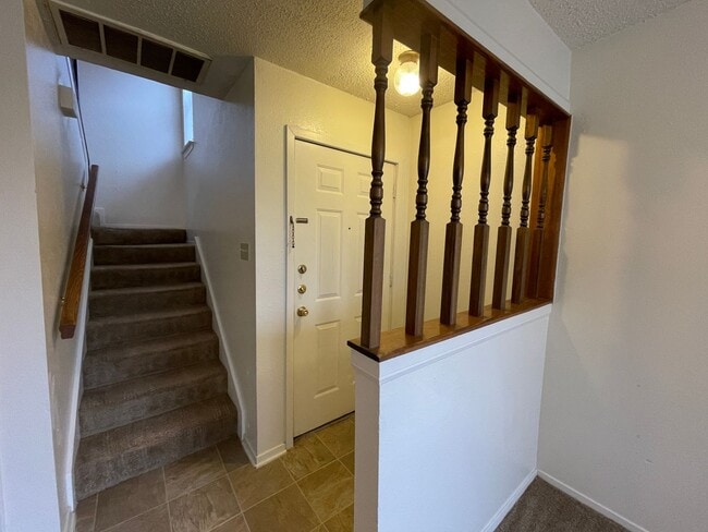 Building Photo - 1218 Royal Crest Dr