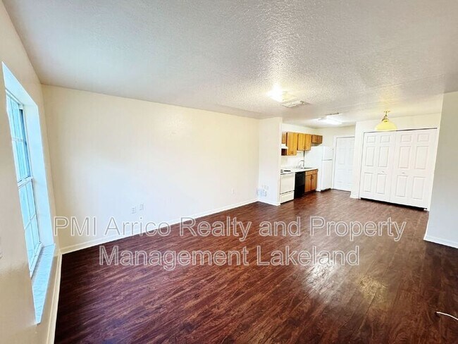 Foto del edificio - 842 Fox Lake Dr