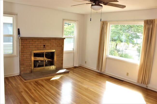 Building Photo - 3/1.5 Bungalow at historic Kenton Park!