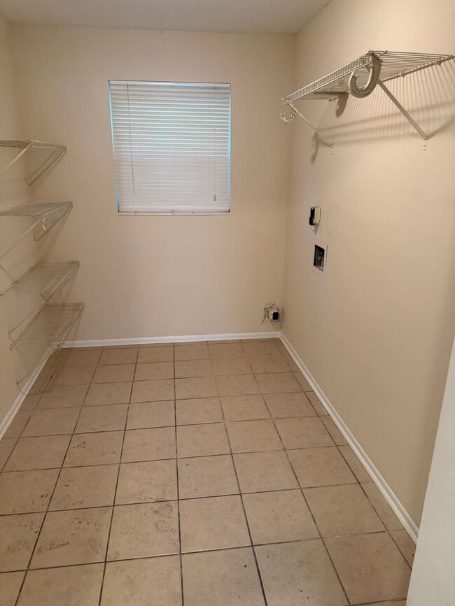Building Photo - Move in ready 4 bedroom home!
