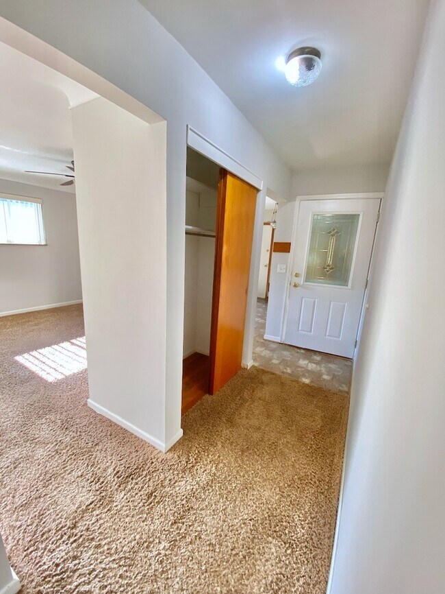 Foto del edificio - Spacious Mid Century Ranch with Finished B...