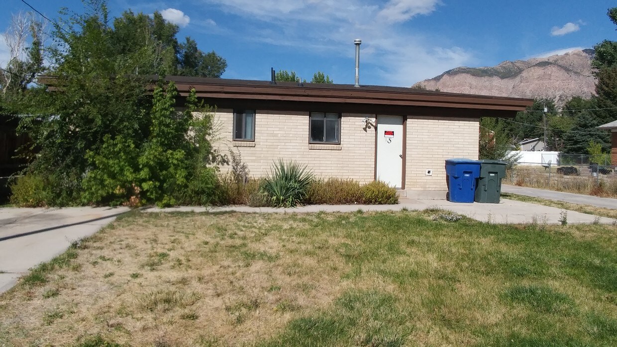 exterior front - 884 River Dr