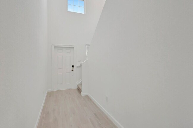 Foto del edificio - Luxurious Living: Spacious 5-Bedroom Home with Scenic Views in Port Saint Lucie!